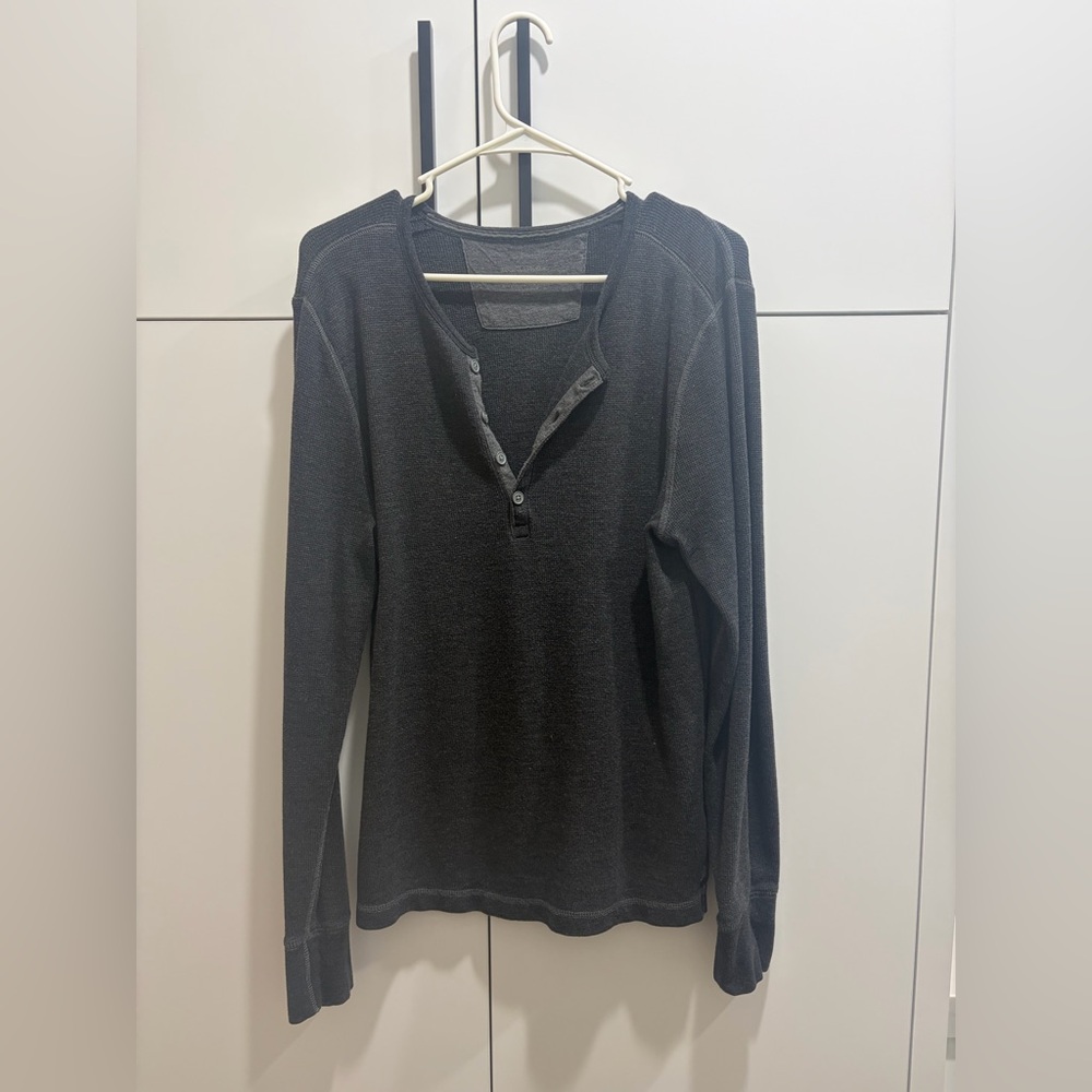 Banana Republic Men’s Charcoal Waffle Henley Shirt, SZ L, Excellent Condition